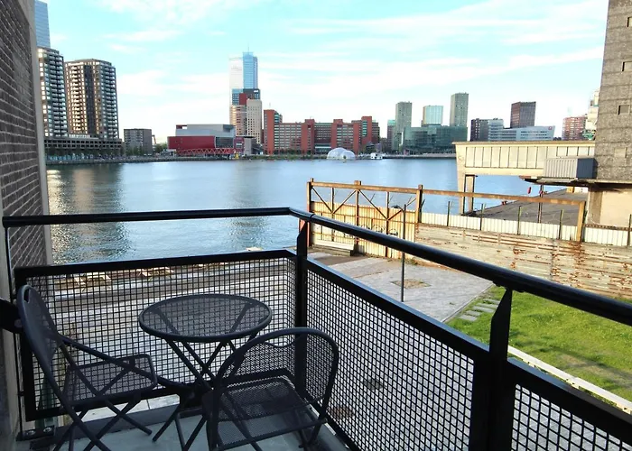 Отель Bed, Bites & Business