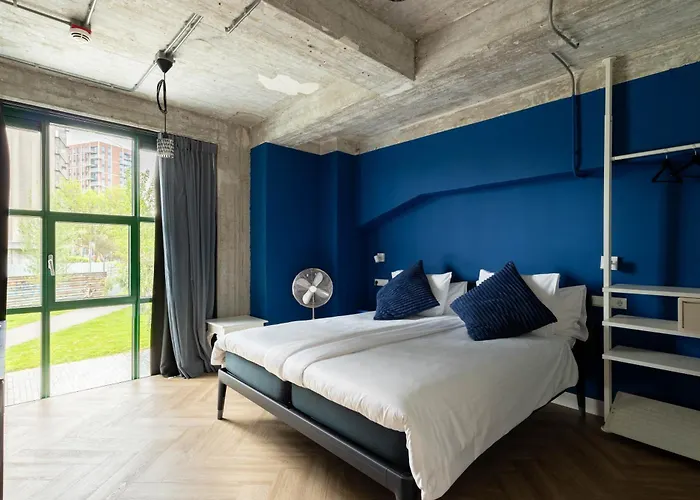 Отель Bed, Bites & Business