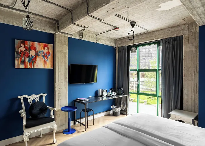 Hotel Bed, Bites & Business 4*